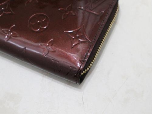 アマラント ジッピーウォレットのモノグラム