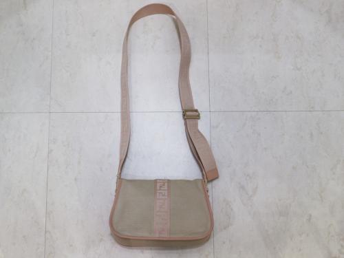 フェンディのキャンバスショルダーバッグ