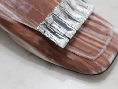 ビジューパンプスのベルベットパンプス