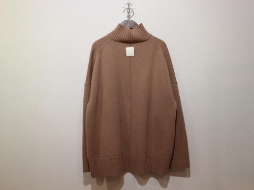 チノのウールオーバーサイズハイネックニットプルオーバー