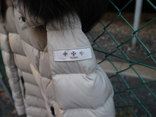 ポーランドラクーンファーダウンコートの中古　レディース　モンクレール　カナダグース　ピレネックス