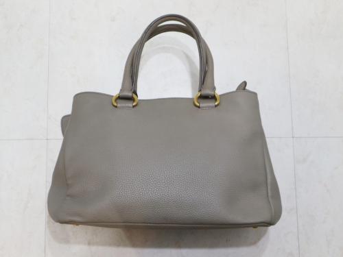 プラダのレザーバッグ