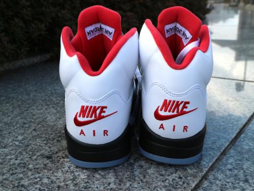 ナイキのAIR JORDAN 5 RETRO（エアジョーダン レトロ5）