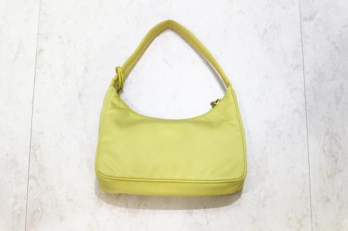 プラダのRe-Edition 2000 ナイロンミニバッグ