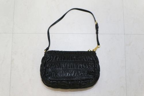 プラダのNAPPA GAUFRE