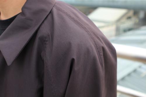 撥水ステンカラーコートのキャリアファッション