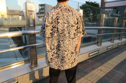 ゴールドのオープンカラーシャツ