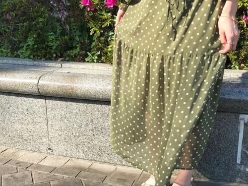 フロントボタンVネックドレスのギャザーフラワードレス