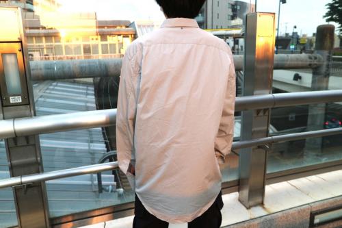 オーエーエムシーのシャツ