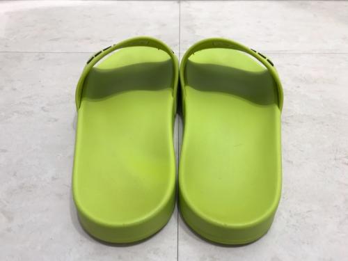 バレンシアガのPOOLスライドサンダル