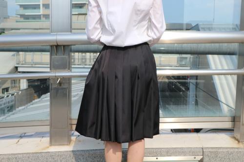 プラダのプリーツラップスカート