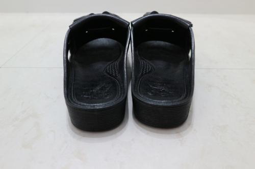 ベンチのサンダル