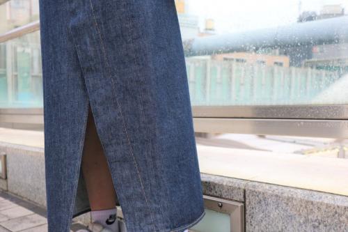 HARD TWIST DENIM SLIT SKIRTのハードツイストデニムスリットスカート