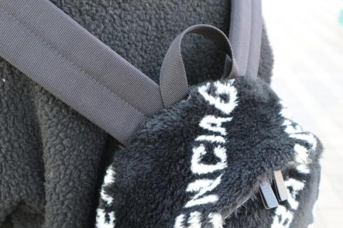 バレンシアガのフェイクファーリュック