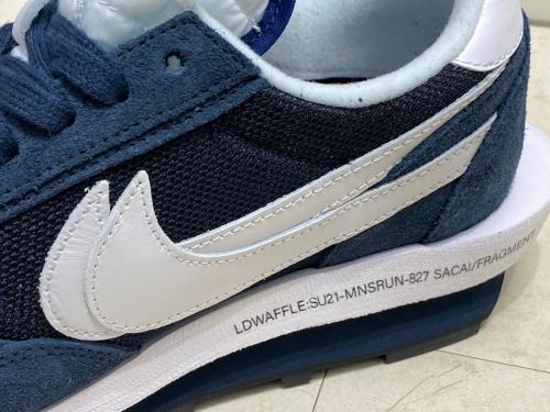 フラグメント × サカイ × ナイキのスニーカー