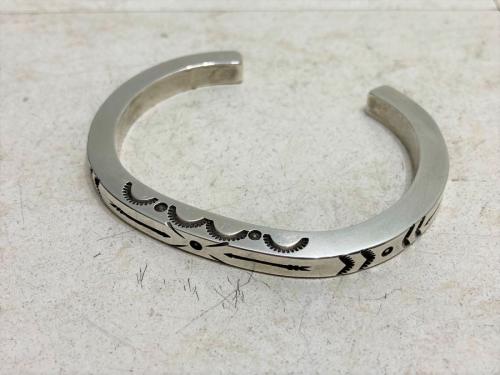 ナバホ インディアン ジュエリーのバングル