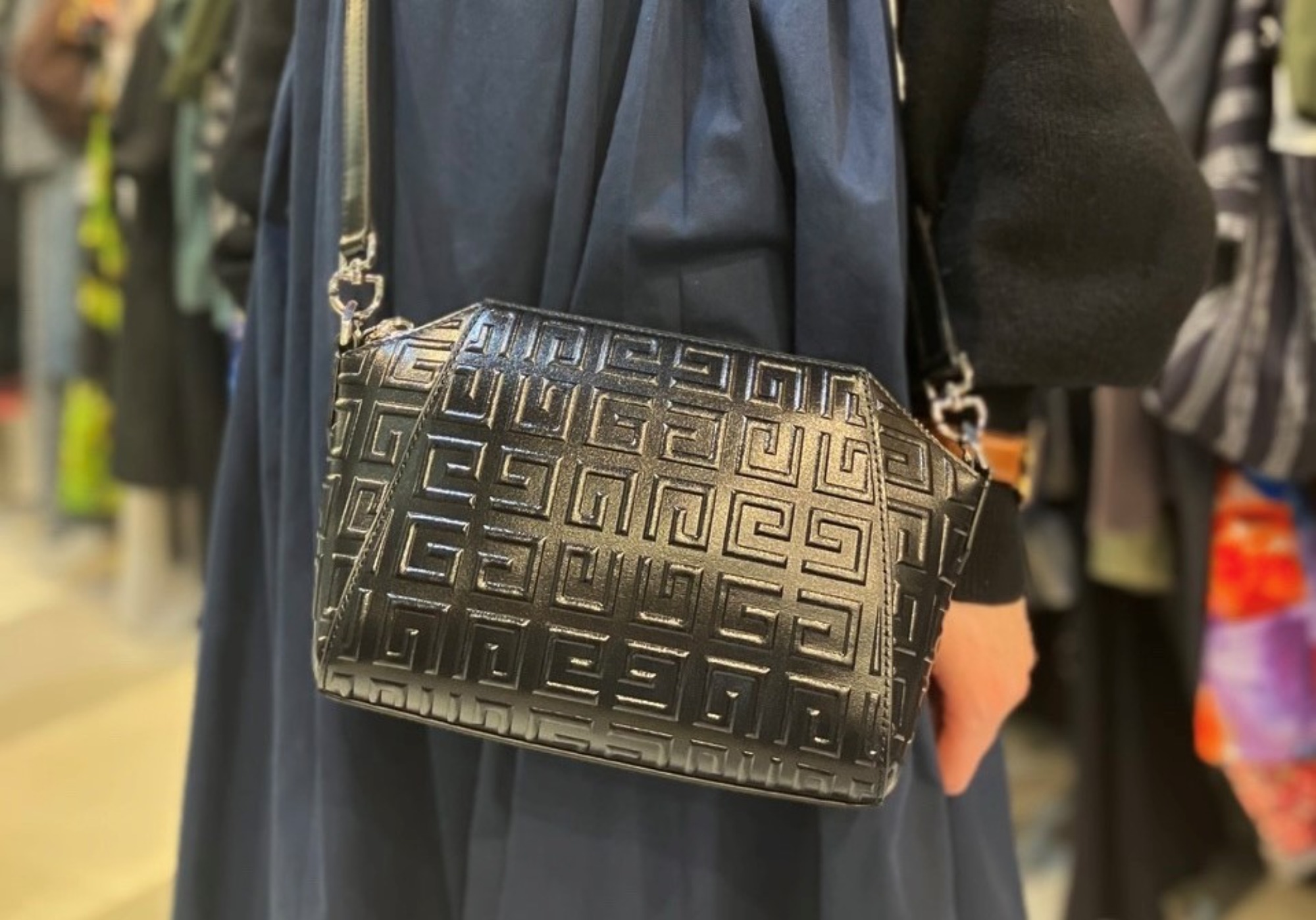 GIVENCHY/ジバンシィ】から「アンティゴナ 4GレザーXS