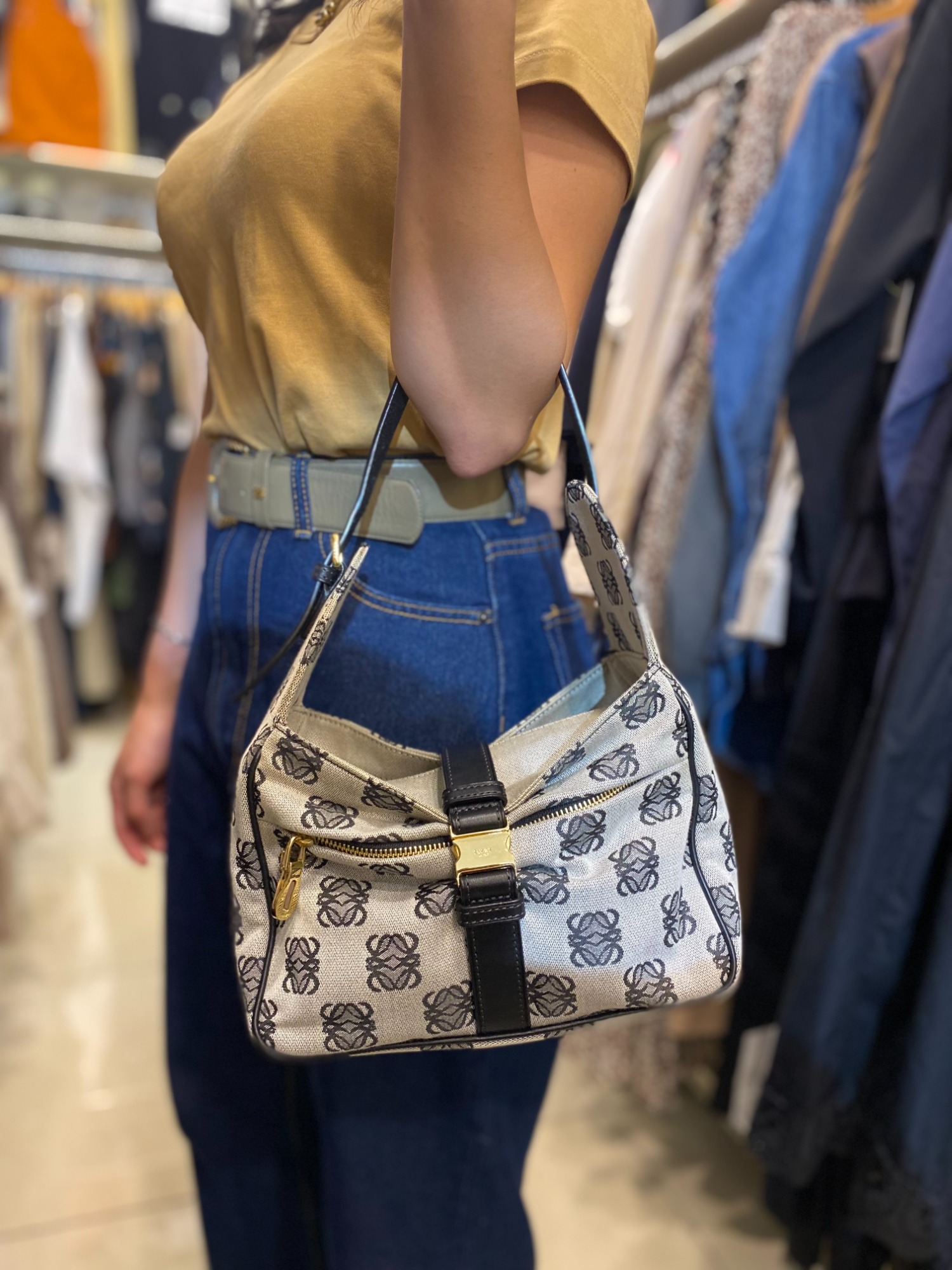 LOEWE キャンバス アナグラム ショルダーバッグ【A-/付属品無】 LOEWE 【新品未使用】ロエベ アナグラムジャガードキャンバス
