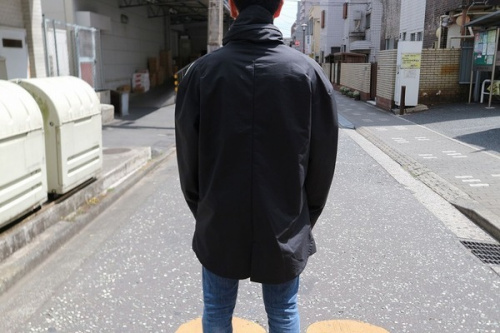 ハードシェルジャケットの三鷹南口