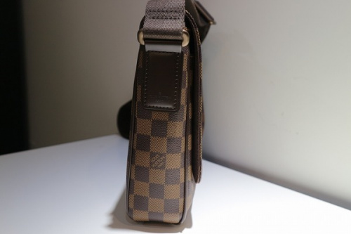 ショルダーバッグの三鷹南口