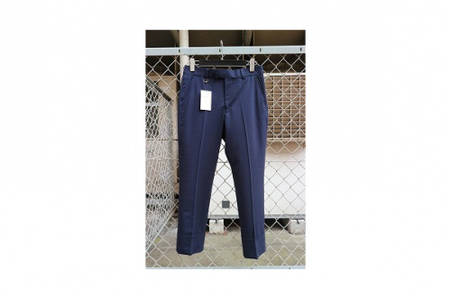 クロップドワイドテーパードイージーパンツの三鷹南口