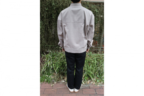 イートウツのジップブルゾン