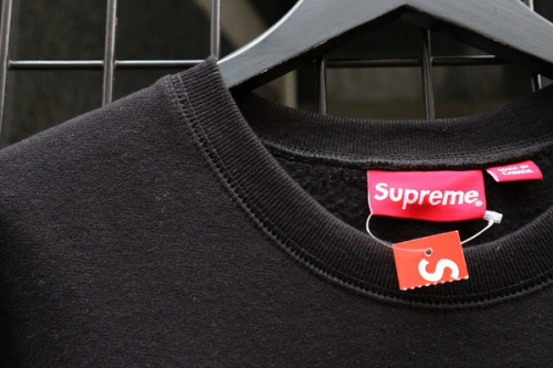 パネルフーデッドスウェットシャツの三鷹南口