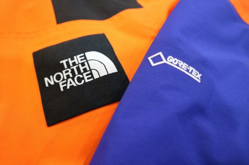 マウンテンパーカーのジャケット