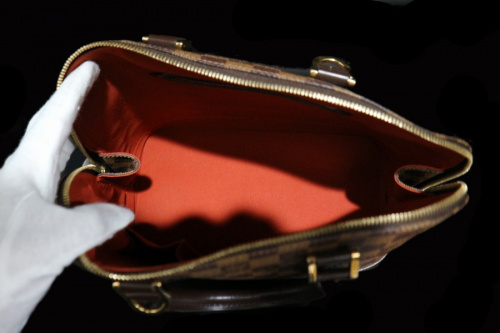 ショルダーバッグの三鷹南口