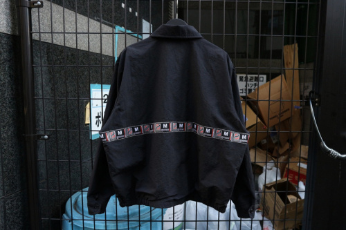 ブラックアイパッチのナイロンジャケット