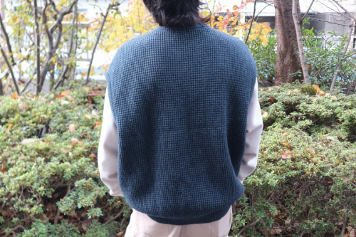 ニットベストの三鷹南口