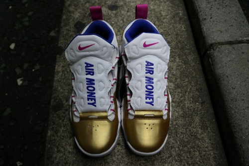 ナイキのエアモアマネー