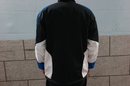 フーリガンジャケットの三鷹南口