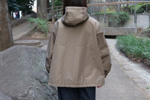 フード付ブルゾンの三鷹南口