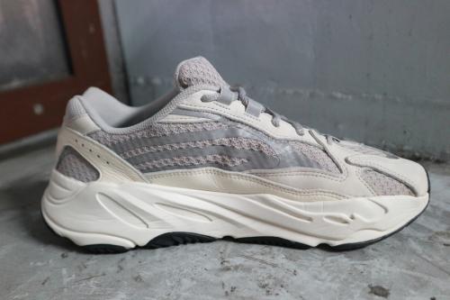 アディダスのYeezy boost 700 V2
