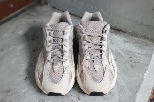 Yeezy boost 700 V2のダッドシューズ