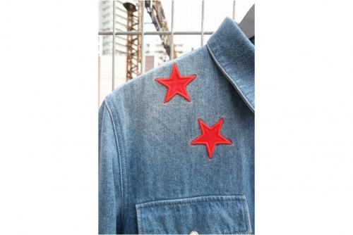 デニムシャツのスターパッチ