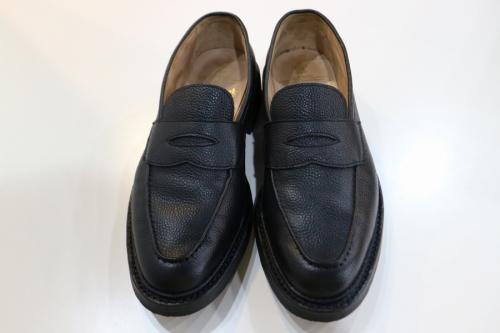 トリッカーズのローファー