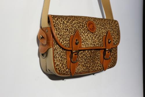 ハンティングワールドのバチューサーパスレオパードキャリーオール