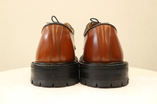 プレーントゥシューズの三鷹南口