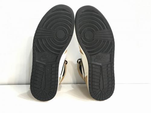 ハイカットスニーカーの三鷹南口　