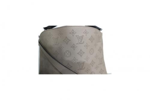 ルイ ヴィトン のモノグラム・マヒナ バビロンPM