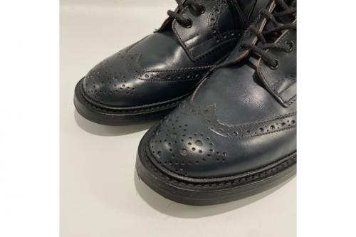 トリッカーズのウイングチップカントリーブーツ