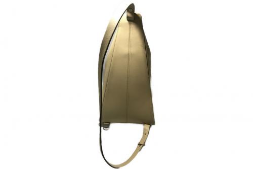 ANTON ワンショルダーバッグの三鷹南口