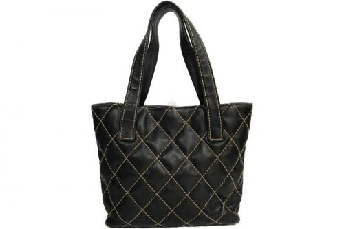 シャネルのココマークキルティングワイルドステッチバック