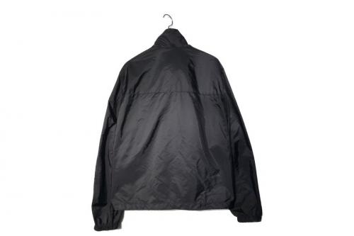 プラダのアームロゴプレート付ナイロンジャケット