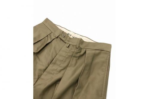 インタックチノトラウザーパンツのメンズ　トラウザーパンツ　チノパンツ