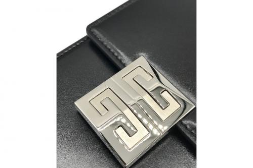 ジバンシーのショルダーバッグ