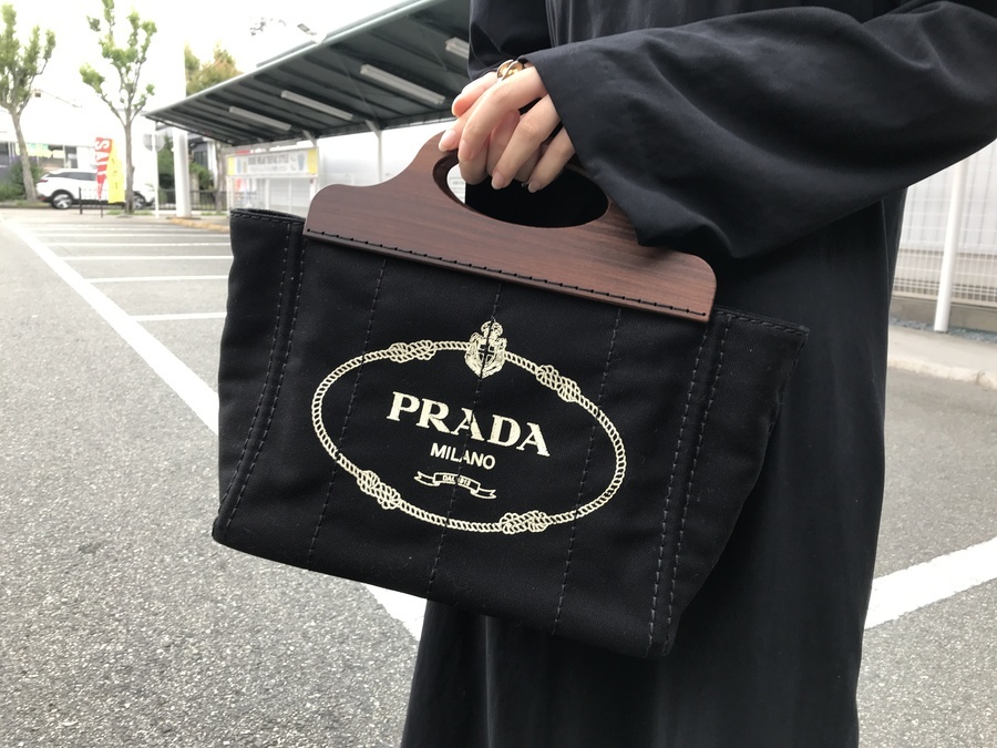 ラグジュアリーブランド【PRADA/プラダ】より品の良いカジュアルさが