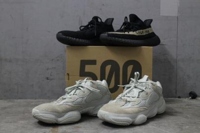 「スニーカーのadidas YEEZY 」